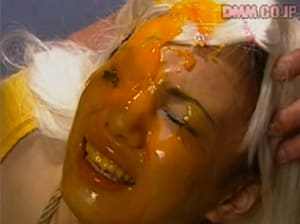 完全拘束顔面生卵メッシー｜ドロドロの食材が纏わりつく姿に興奮変態フェチ動画