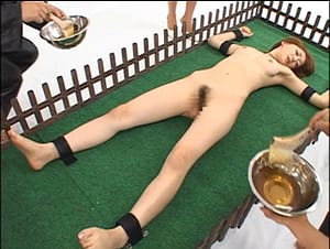 手足を床に磔拘束はちみつメッシー豚舐め拷問