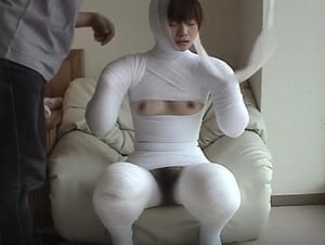 美女を包帯で完全拘束夢のマミフィケーションプレイ