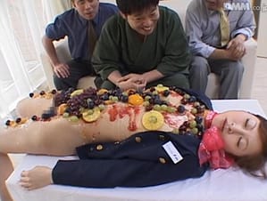 フルーツ盛りが女体盛りで一番最高だと思う変態プレイ