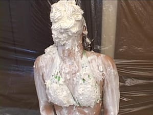 顔面にモリモリ生クリームをぶっかける夢の女体盛りメッシーフェチ変態プレイ