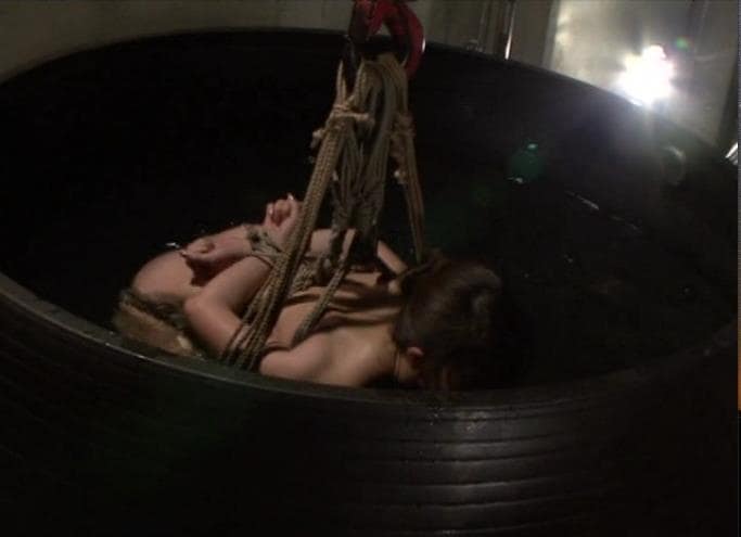 吊るし水責め拷問