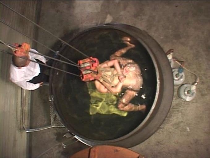 吊るし水責め拷問