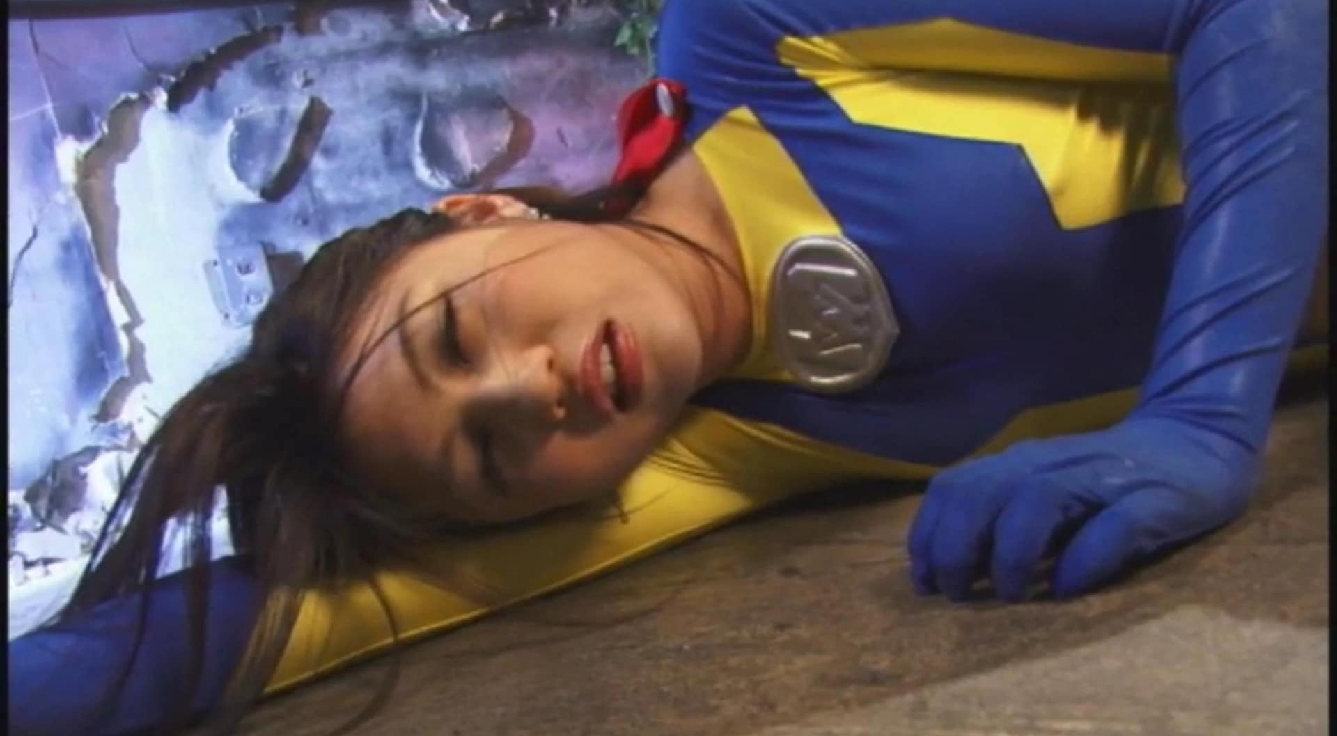 両手吊るし拘束ヒロピン