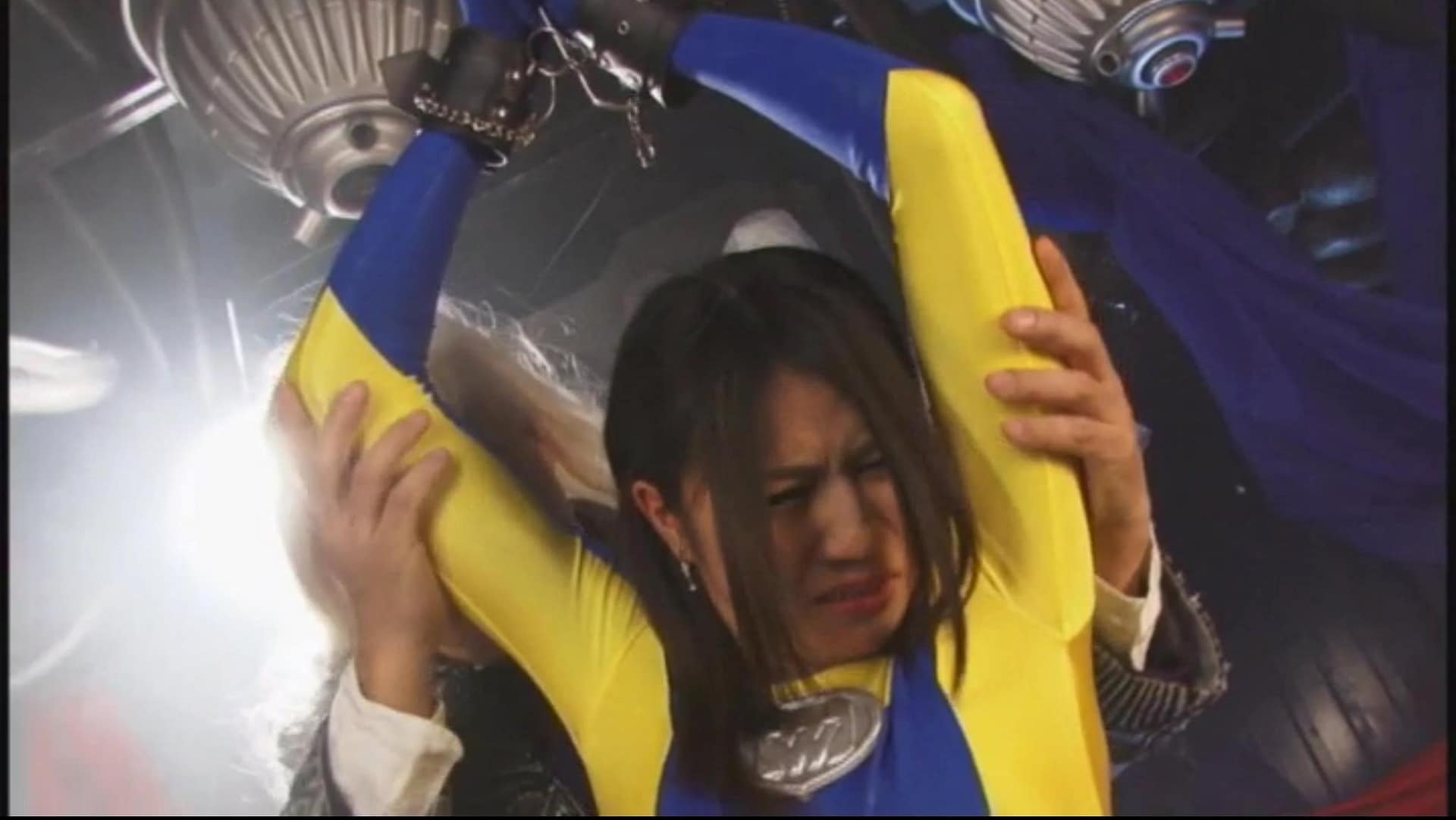 両手吊るし拘束ヒロピン