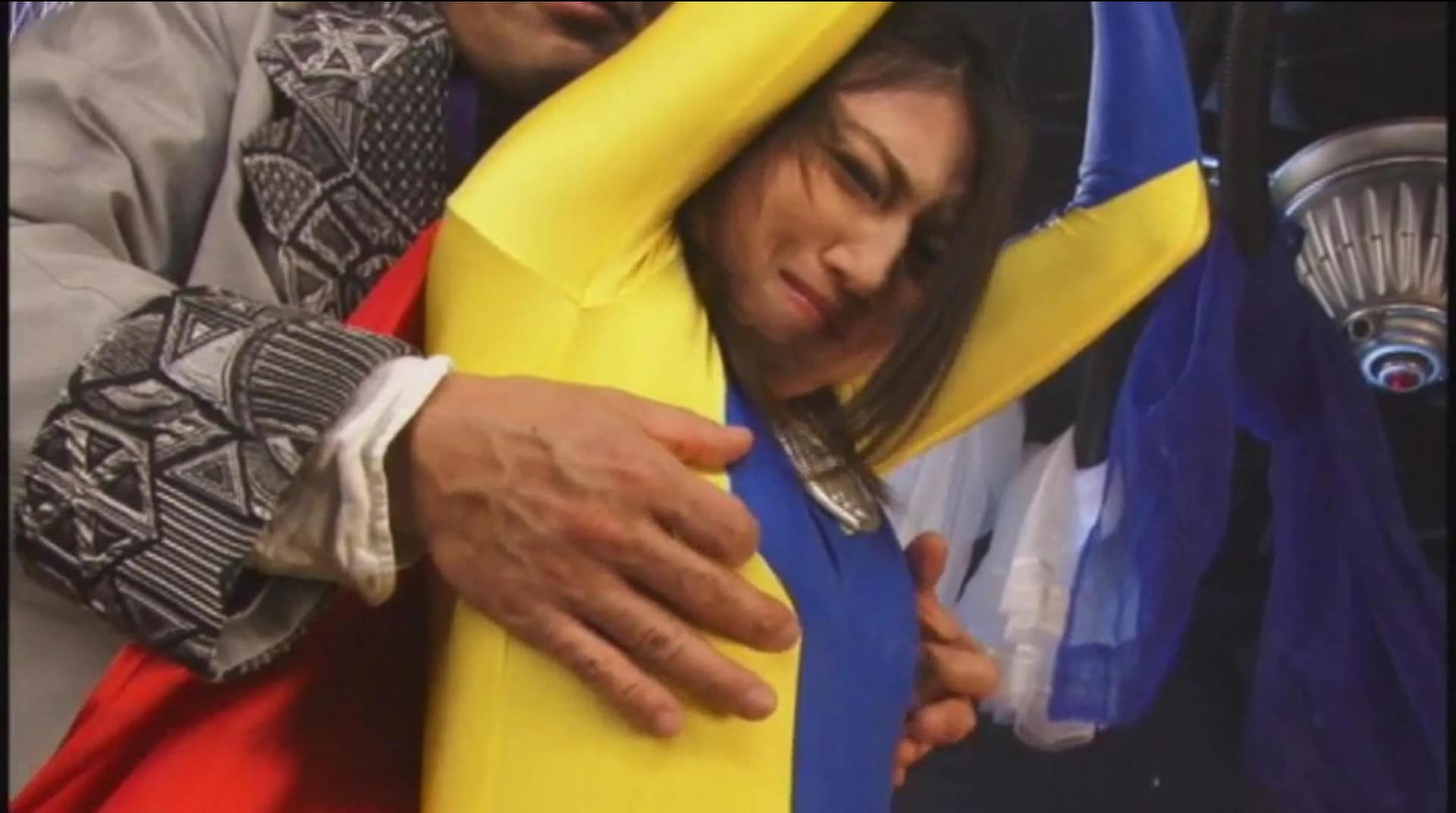 両手吊るし拘束ヒロピン