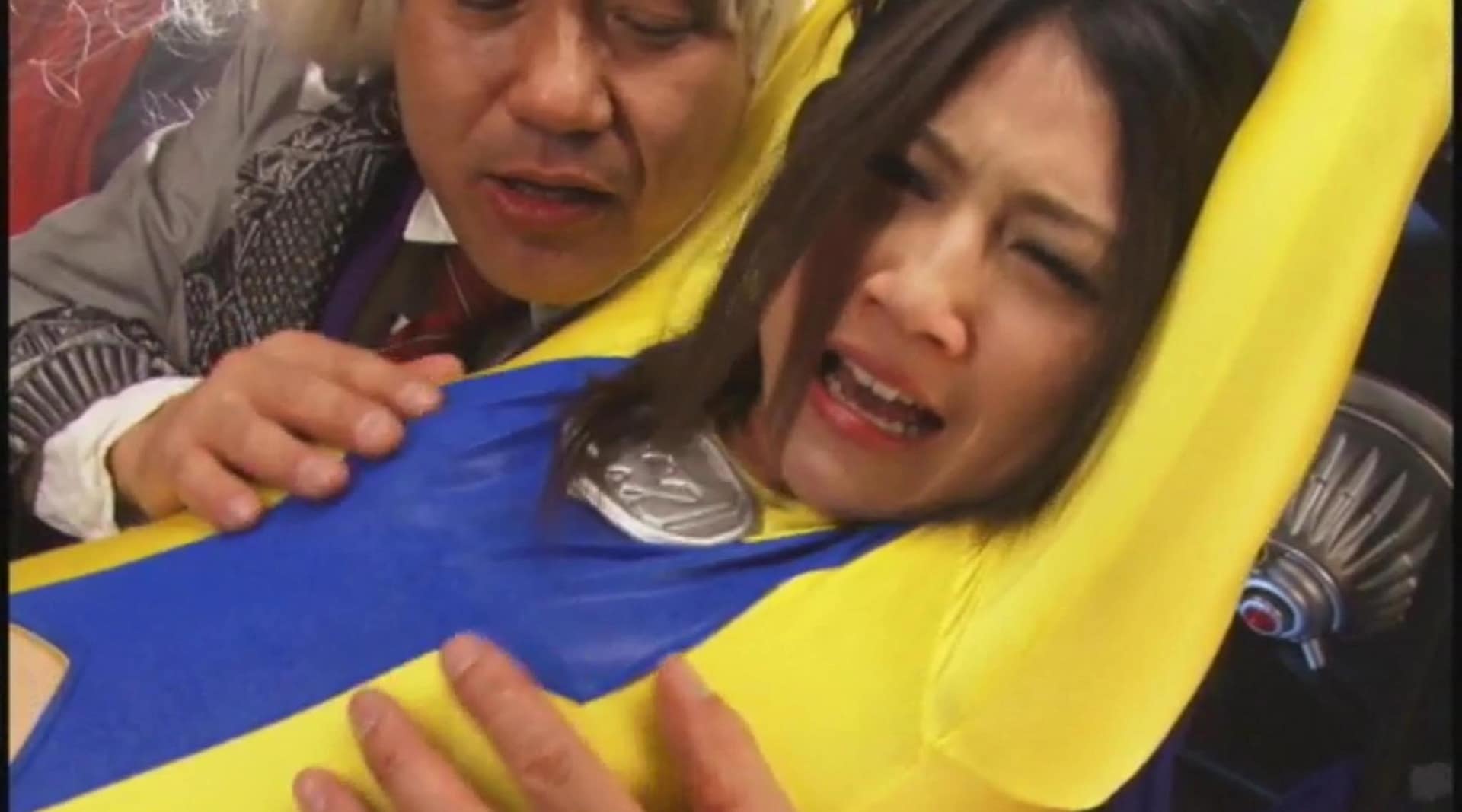 両手吊るし拘束ヒロピン