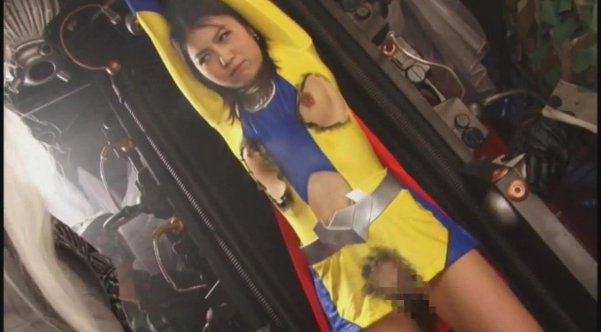 両手吊るし拘束ヒロピン