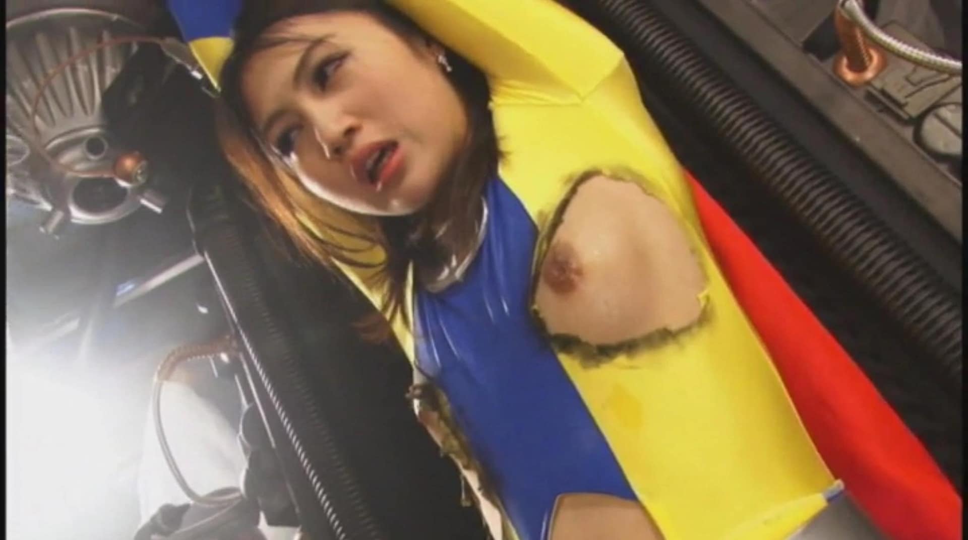 両手吊るし拘束ヒロピン