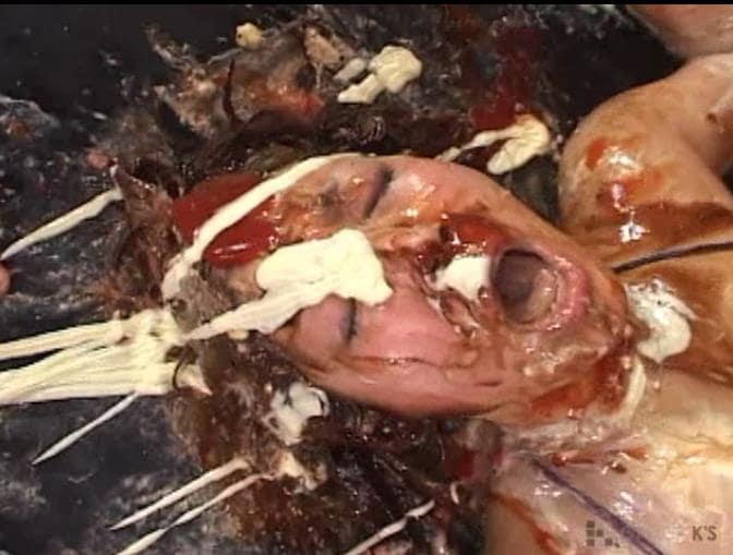 女体盛り顔面メッシー