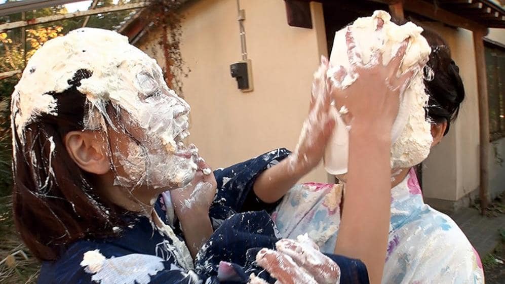 美女の顔面パイ投げ