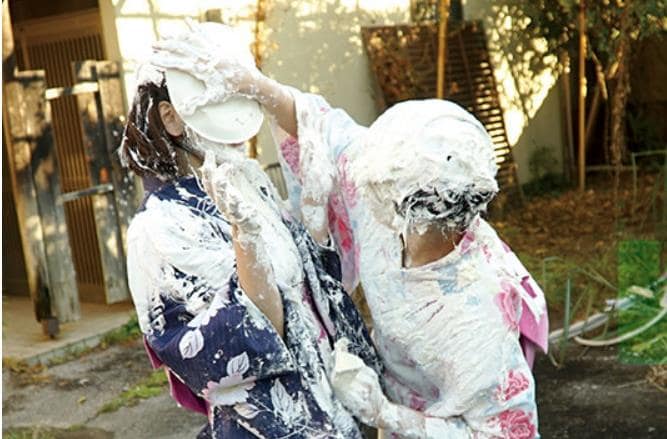 美女の顔面パイ投げ