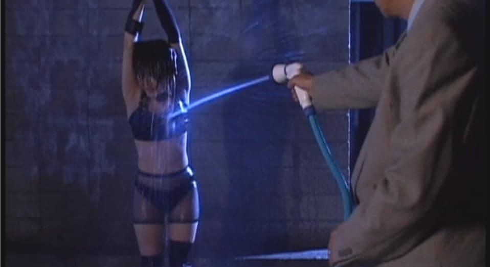 水責め逆さ吊り拷問