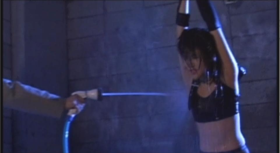 水責め逆さ吊り拷問