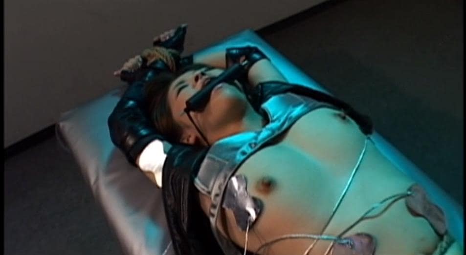 水責め逆さ吊り拷問