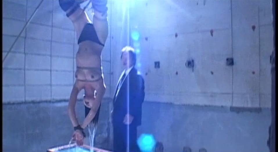 水責め逆さ吊り拷問