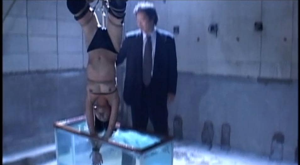 水責め逆さ吊り拷問