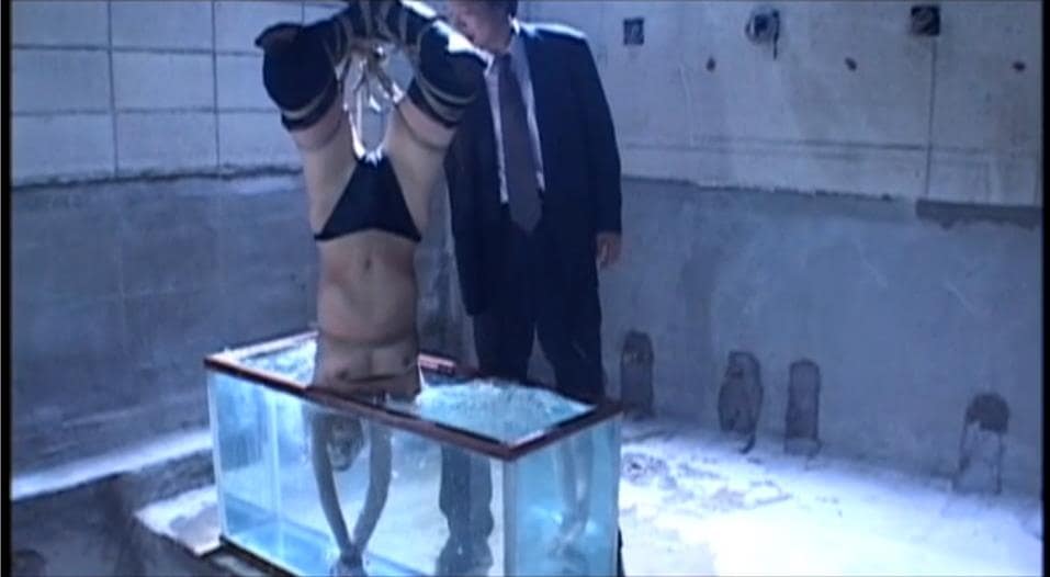 水責め逆さ吊り拷問