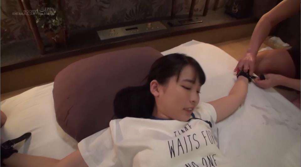 ベッドに両手両足磔完全拘束ローション