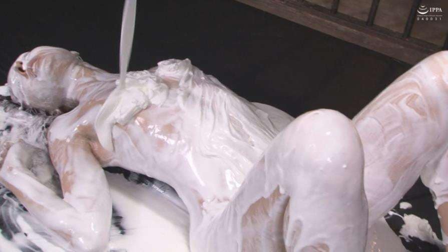 生クリームどろどろ女体盛りメッシー