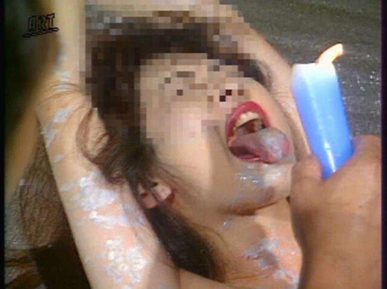 何回も熱々のロウをぶっかけられる完全拘束された女